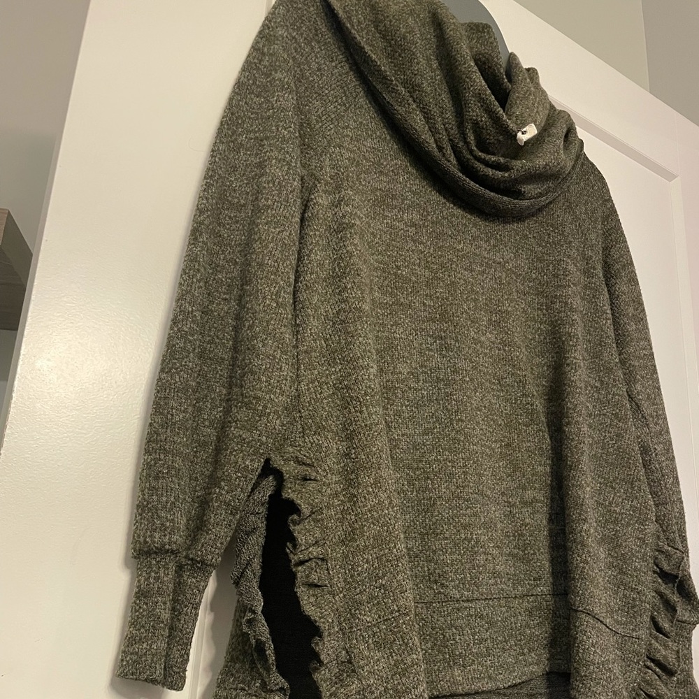 NWOT Cupio Women’s Pullover Sweater